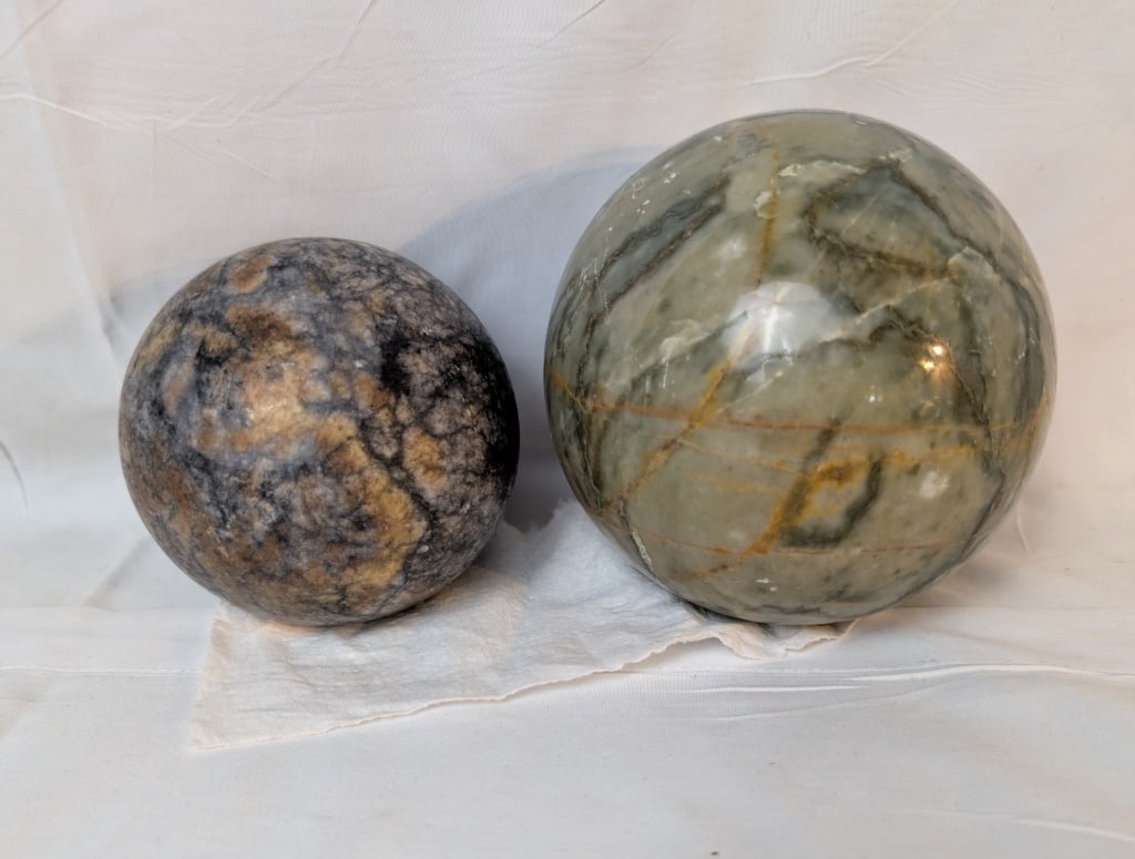 Marble Spheres - Natural Coloring Earth Tones (2): Marble Spheres - Natural Coloring Earth Tones. Larger meas. 5"r, smaller meas. 4 1/14"h. No chips or cracks. Mint condition.