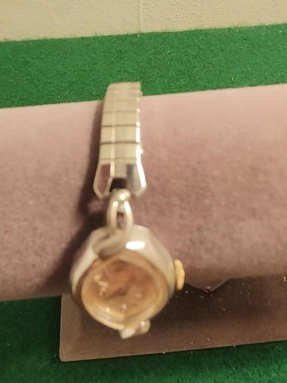 Vtg Helbros Swiss Ladies Watch: Vtg Helbros Swiss Ladies Watch. Rounded diamond shaped face, elastic stainless band, back stamped "twist on USA", meas 2"r, face meas 3/4"h. Has not been tested. Near mint condition.