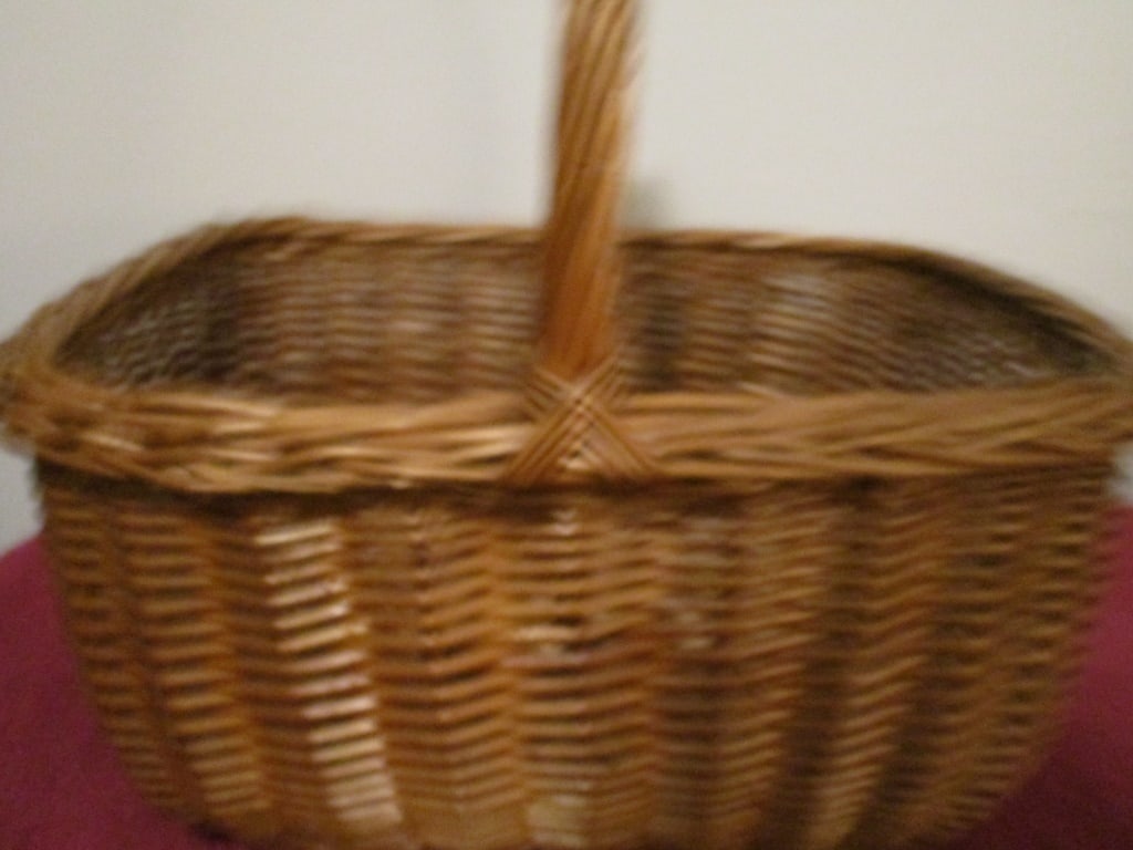 Vtg Farm Basket - Flat Bottom, Center Handle (1 of 7)