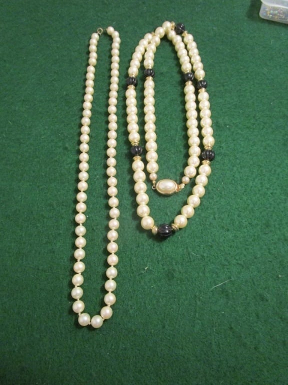 Cherokee Blk/Wh Beaded Necklace & Another (1 of 7)