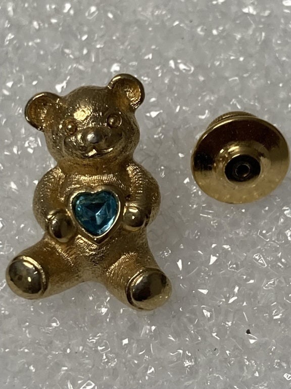Avon Birthstone Bear Pin c1985 Sept. Blue Topaz: Avon Birthstone Bear Pin c1985 Sept. Blue Topaz 1"h. Screw back.