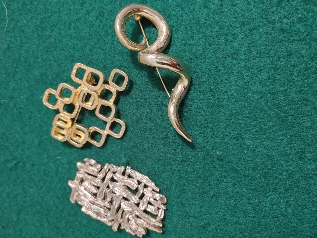 Vtg Brooch Collection - Set of 3: Vintage brooch collection - set of 3. 1 art deco geometric pattern meas 2 1/4"w, 1 bamboo design meas 2 1/4"w, 1 serpentine design gold plated meas 3"w. All in very good condition.