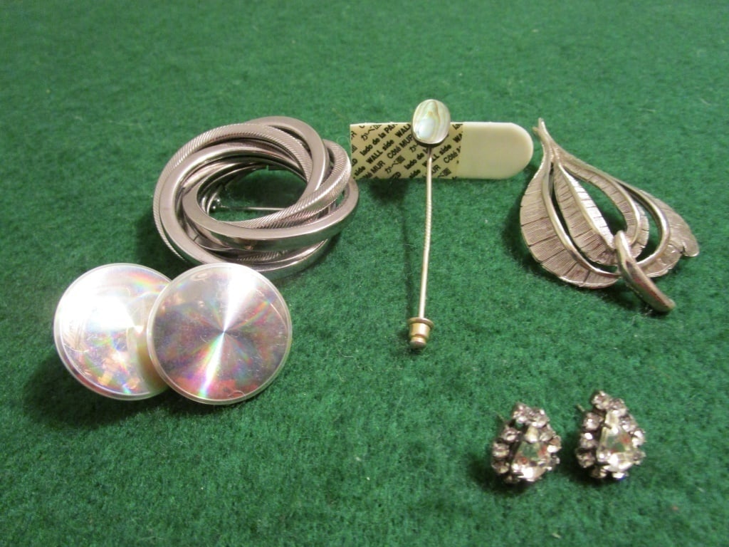 Vtg SP Brooch and Earring Collection: Vtg Silverplated Brooch and Earring Collection. 1 brooch round wreath design meas 2"round, 1 brooch leaf design, meas 3". 1 stick pin w/ abalone stone meas 2 1/2", Round mirror earrings meas 1"round, 