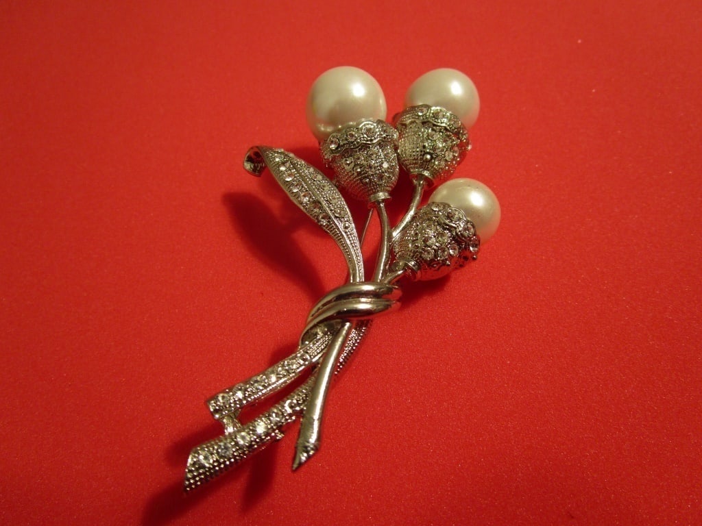 Vtg Avon SP Floral Bouquet Brooch: Vintage Avon silver plated floral bouquet brooch w/ pearls, cubic zirconias on stems. Pearls are the buds. Beautiful piece. In original box with original paperwork. Meas 3"h x 2"w