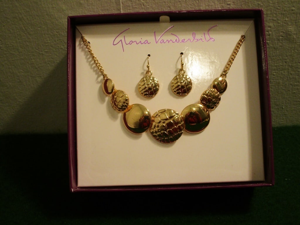 Vtg Gloria Vanderbilt Necklace & Earring Set NW: Vtg Gloria Vanderbilt Necklace & Earring Set in original box. Never worn. Circular disk dangling pierced earrings show alligator skin like pattern. Same pattern appears on alternating disks on necklac