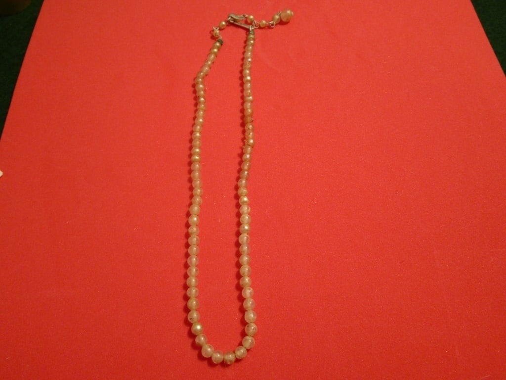 Vtg Baby Rough Cut Pearl Necklace: Vintage Baby Rough Cut Pearl Necklace. Hook clasp with varied pearl coloring. Meas 6 1/2"closed. Very nice condition.