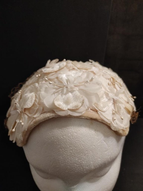 1930s Skull Cap Hat w/ Cream Floral Fabric Design. (1 of 8)