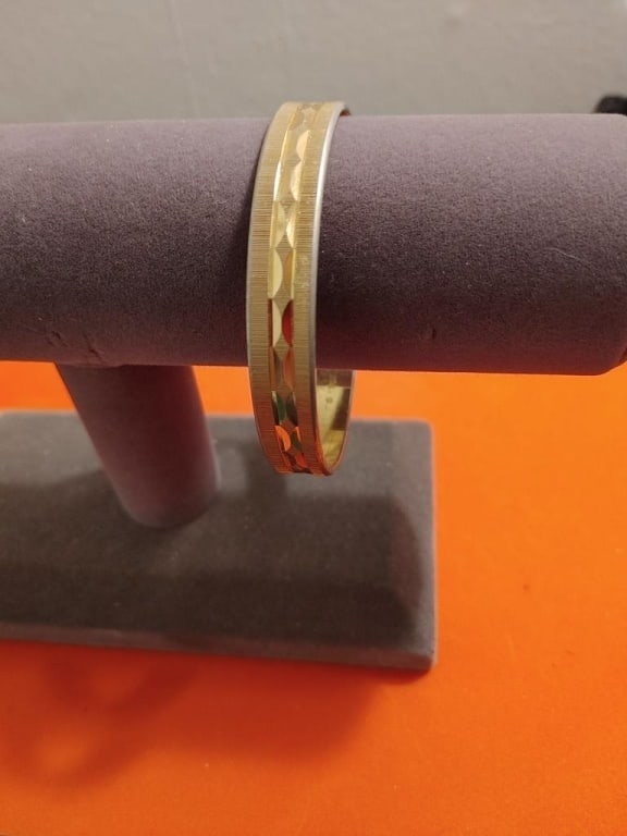 Vtg Monet GP Bangle Bracelet: Vtg Monet GP Bangle Bracelet. Beveled center w/ diamond design w/ outer bands have a stripe design. Meas. 2 1/2" round. Shows some wear.