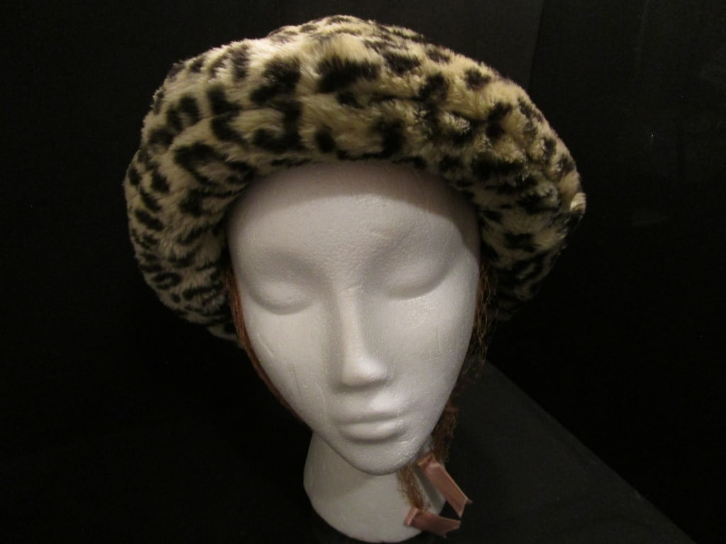 1950s Cheetah Print Hat w/ Turned Up Brim: 1950s Cheetah Print Hat w/ Turned Up Brim. Lace chim ties w/ ribbon ends. Mint condition. Meas 10"r s 5"h.