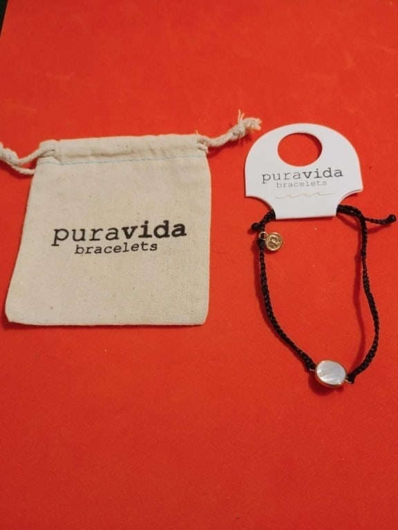 Puravida Handmade Bracelet Costa Rica/El Salvador: Puravida Handmade Bracelet Costa Rica/El Salvador. Single bracelet with original cloth pouch w/ drawstring. Bracelet made out of hemp & beads. Black color. Meas 3" adjustable. New