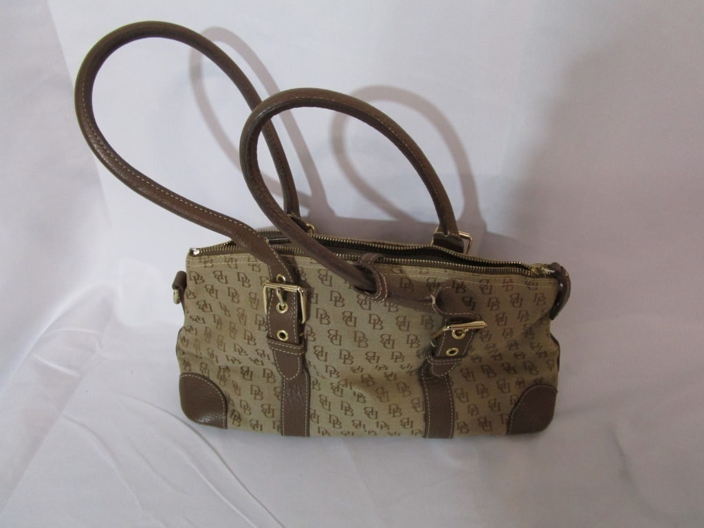 Vtg Dooney & Bourke Signature Doctor's Bag w/ Feet: Vtg Dooney & Bourke Signature Doctor's Bag w/ brass feet. Brass accents, double leather handle, leather side straps. D&B hanging key fob, Interior key holders, size pouch and side zipper pocket. Meas.