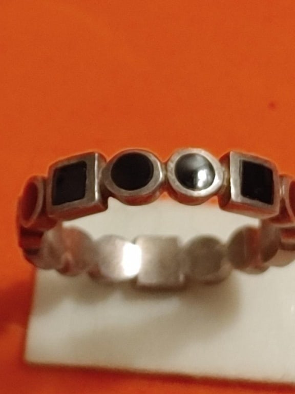 Sterling Ring w/ Black Enamel Accents Sz 8.5: Sterling Ring w/ Black Enamel Accents Sz 8.5. Set in alternating round and square design. Very nice condition.