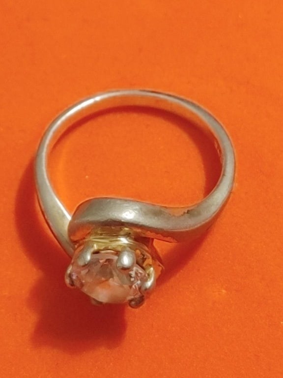 Sterling Ring w/ Lg CZ Center Stone Sz 7.5: Sterling silver ring with large cubic zirconia center stone, twist design on band. Size 7.5. Nice condition.