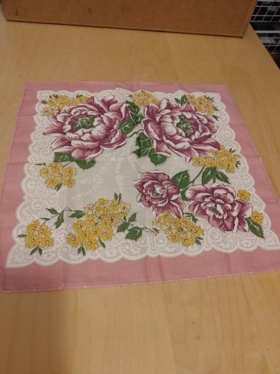 Vtg Linen Accent Scarf Floral Design: Vtg Linen Accent Scarf Floral Design. Pink border, floral design, yellow/pink/green on white background. Meas 12"sq. Very nice conditoin.
