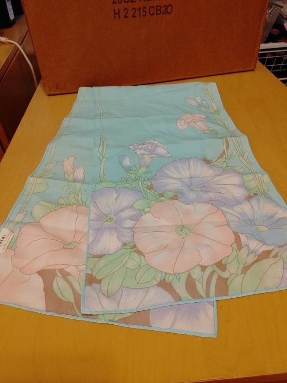 Vtg Avon Head / Draping Scarf (1 of 2)
