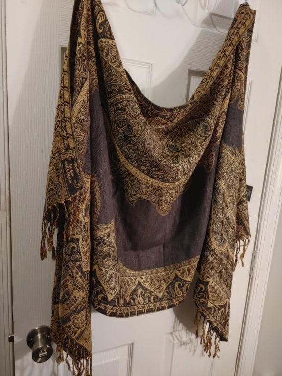Vtg Van Heusen Pashmina, Scarf, Wrap: Vtg Van Heusen Pashmina, Scarf, Wrap. 90% polyester/10% metallic thread. Reversible gold and black. East Indian design. Meas. Nicely weighted.