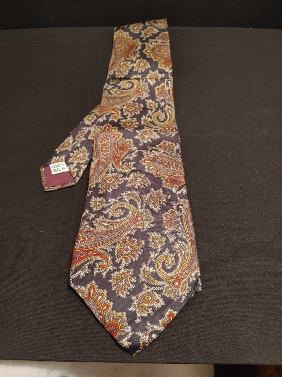 100% Silk Paisley Tie Ty Burton by Vincent Pileggi: 100% Silk Paisley Tie Ty Burton by Vincent Pileggi. Gold paisley pattern on black background. Like new.