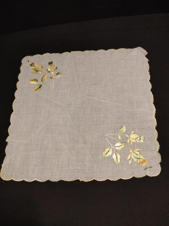 Vtg Linen Accent Scarf Hanky Tulip Design: Vtg Linen Accent Scarf Hanky. Yellow/green embroidered tulip design on white background with scalloped yellow edge. Meas 10"sq. Nice condition.
