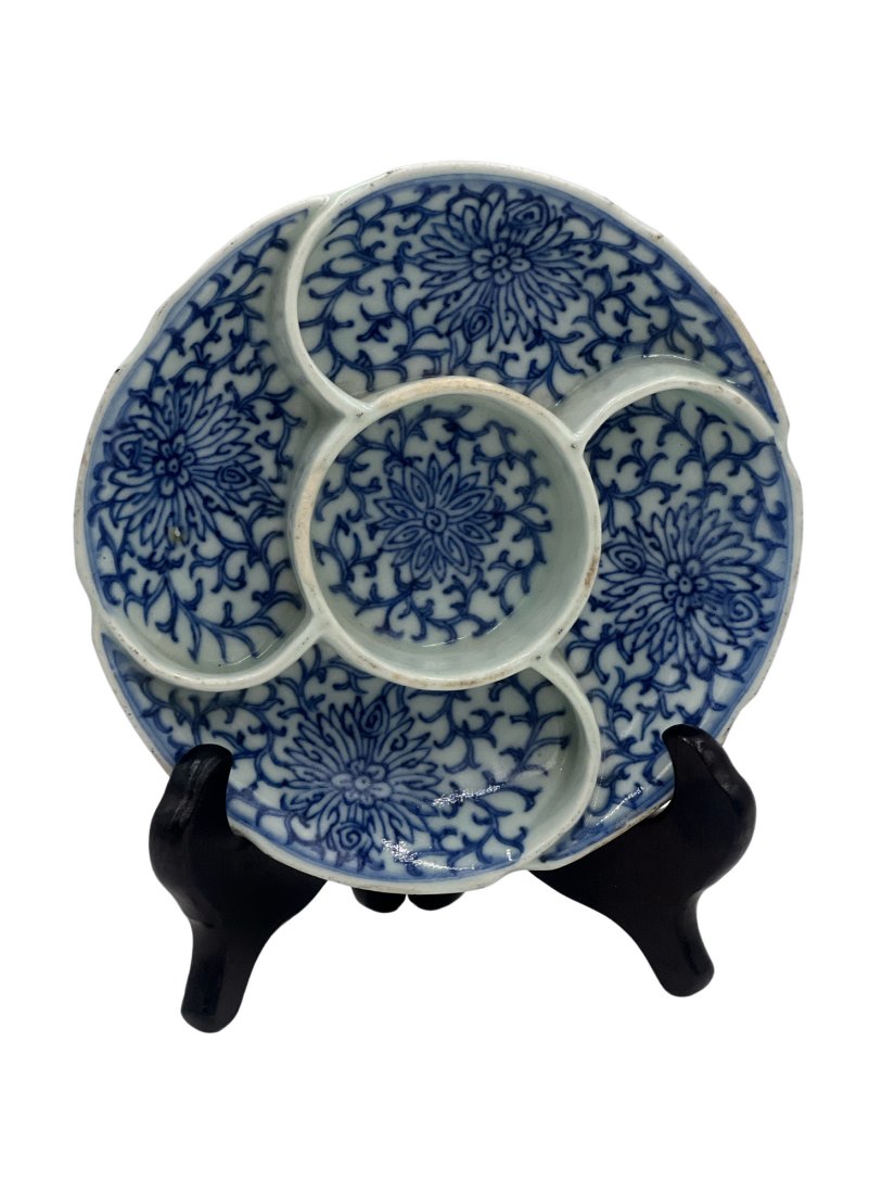 A CHINESE BLUE AND WHITE 'LOTUS SCROLL' SWEET MEAT DISH.: Item featured here is an antique Chinese blue and white porcelain sweetmeat dish. The dish contains foliage type patterns **SHIPPING on this item offered through in house shipping