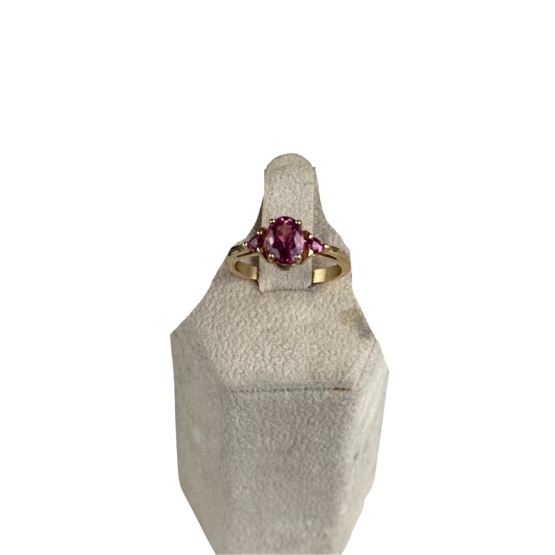 14K Yellow Gold with Pink Tourmaline Stones Ring: 14K Yellow Gold with Pink Tourmaline Stones. Center oval 7.5mm x 5.7mm and each side 3mm trillium cut. All medium pink color. Ring size 6,5. Weight: 2.8 grams. **IN HOUSE SHIPPING offered on this lot
