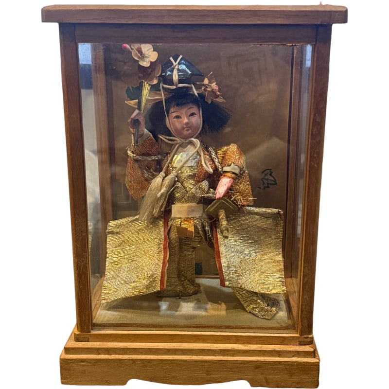 Vintage Geisha Doll in Glass Box: Charming vintage geisha doll in glass shadow box. Measurements of box: 8"H x 5.75"L x 4.25"D **SHIPPING on this item offered through, UPS 843-971-4111 store3809@theupsstore.com -Pak Mail 843-849-0310-
