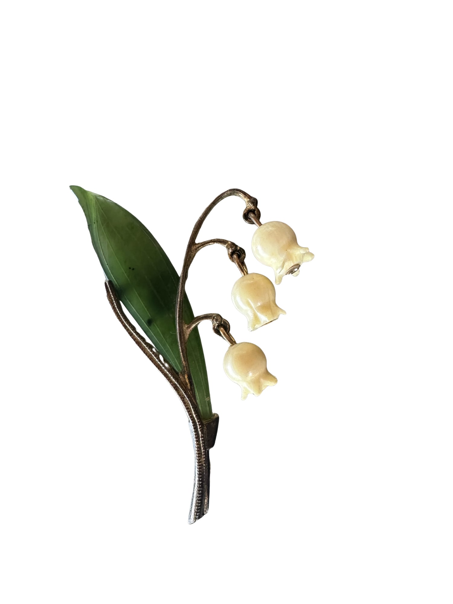 Lilly of the Valley brooch COLORED BONE? JADE LILLY STERLING BROOCH PIN: COLORED BONE JADE LILLY BROOCH STERLING BROOCH PINLILY OF THE VALLEY VINTAGE PIN DESCRIPTION: Lovely sterling silver pin (with vermeil to mimic gold) The flowers are attached like charms, so they dang