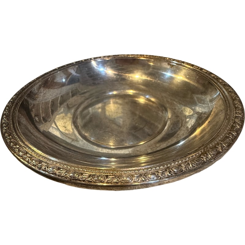 Vintage Sterling Silver Serving Bowl -9387: Vintage Sterling Silver Serving Bowl Measurements: .75”H x 5”L Weight: 50 grams **IN HOUSE SHIPPING WITHIN THE UNITED STATES