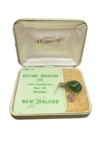 VINTAGE 1920S 9K YELLOW GOLD JADE KIWI STYLE PIN BROOCH