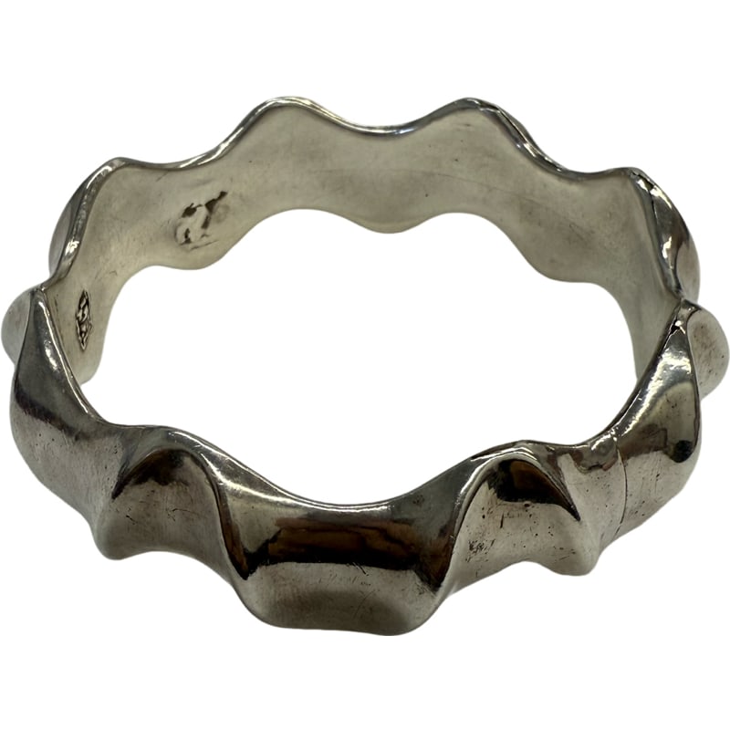 VINTAGE BRIAN BERGNER SCULPTURAL STERLING SILVER BANGLE BRACELET: VINTAGE BRIAN BERGNER SCULPTURAL STERLING SILVER BANGLE BRACELET bracelet size: 7.5 weight: 30.4 grams **IN HOUSE SHIPPING WITHIN UNITED STATES