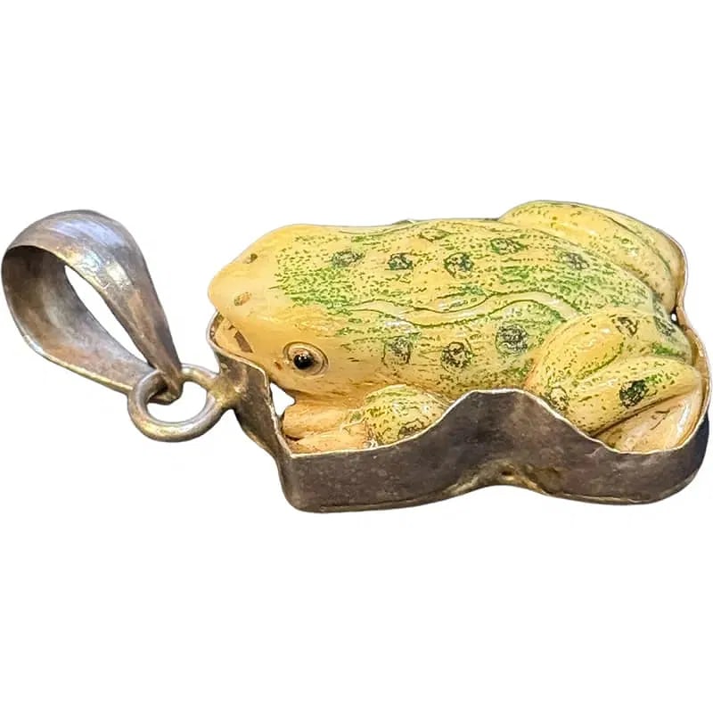 Vintage Sterling Silver Hand Carved Frog Pendant Charm: PLEASE READ: in house shipping within the US If you win this item, please select self arranged for in house shipping when paying invoice Beautiful hand carved frog pendant set in sterling silver. Meas
