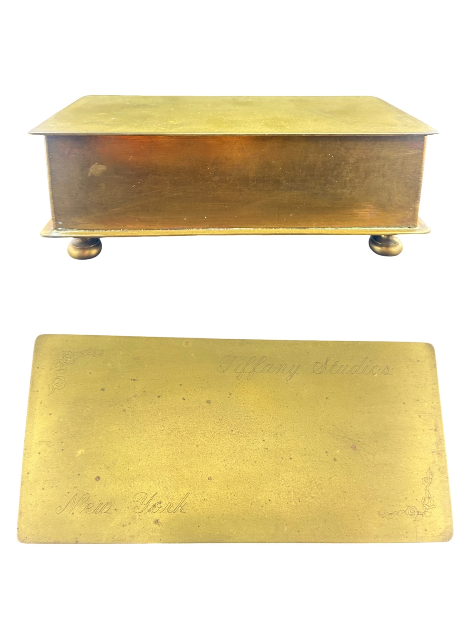 Tiffany Studios New York Gilt Bronze Desk Box / Humidor, Model No. 4007: PLEASE READ: in house shipping within the US If you win this item, please select self arranged for in house shipping when paying invoice Early 20th-century Tiffany Studios New York gilt bronze desk bo