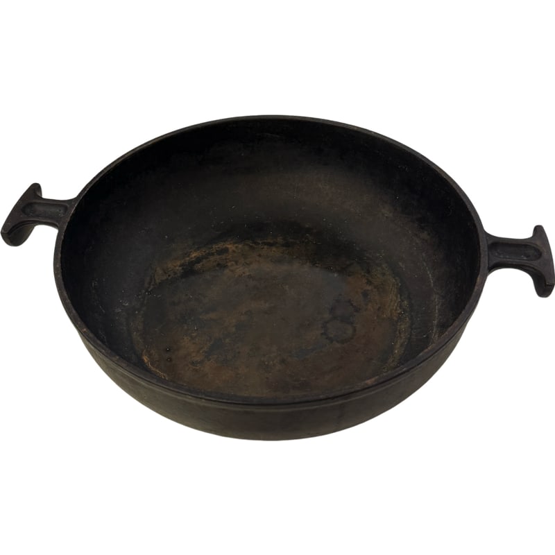 Vintage Rare Le Creuset Cast Iron #23 Enzo Mari La Mama - No Enamel: PLEASE READ: in house shipping within the US If you win this item, please select self arranged for in house shipping when paying invoice 2.5"H x 11.5"L The "La Mama" line is a iconic collection of ena