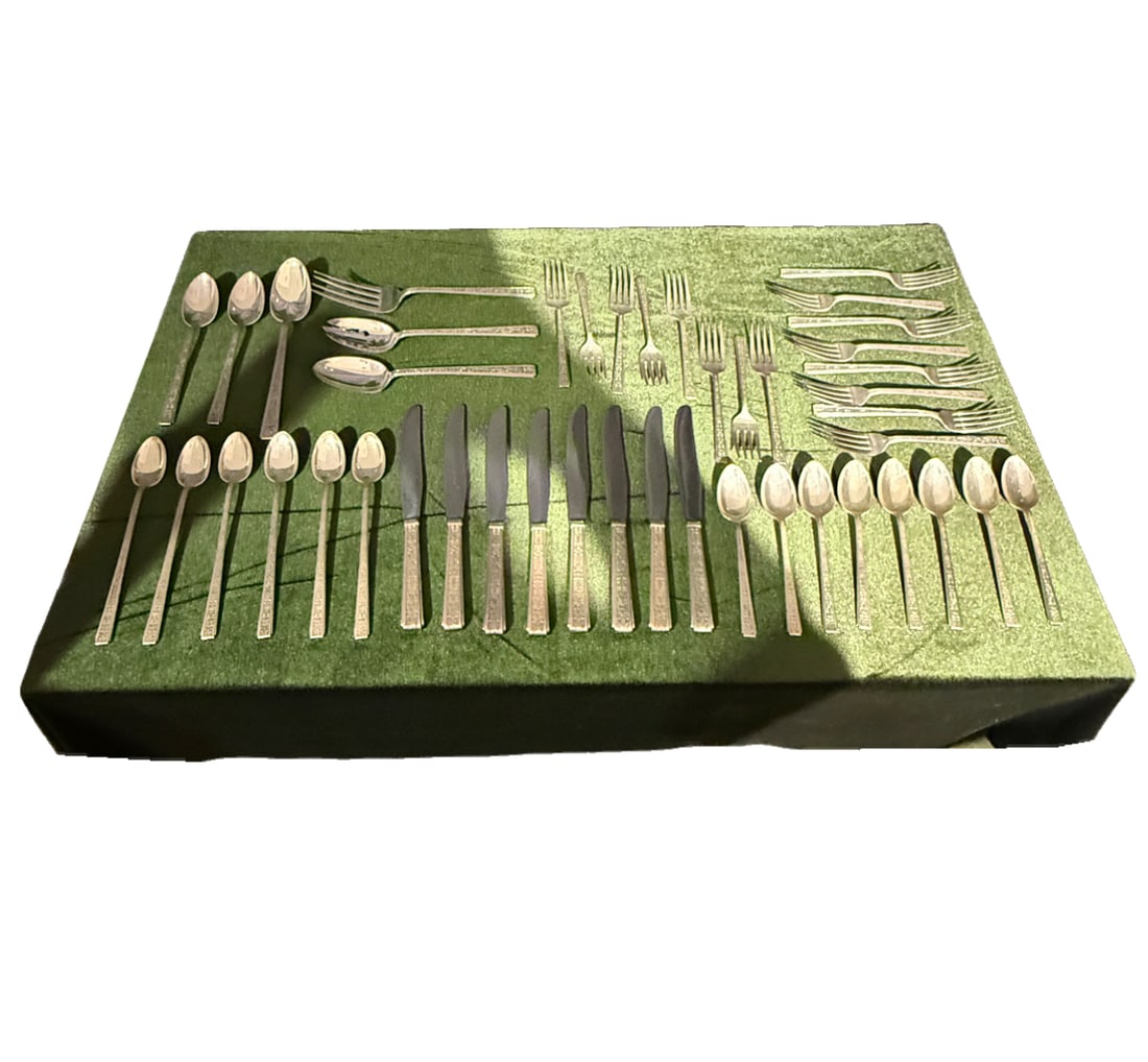 Sterling Silver Flatware Set Rogers, Lunt & Bowlen RLB - 44 Pieces - Chased Classic Pattern: PLEASE READ: in house shipping within the US If you win this item, please select self arranged for in house shipping when paying invoice 8 knives: 495 grams 8 dinner forks: 798 grams 8 spoons: 206 gra