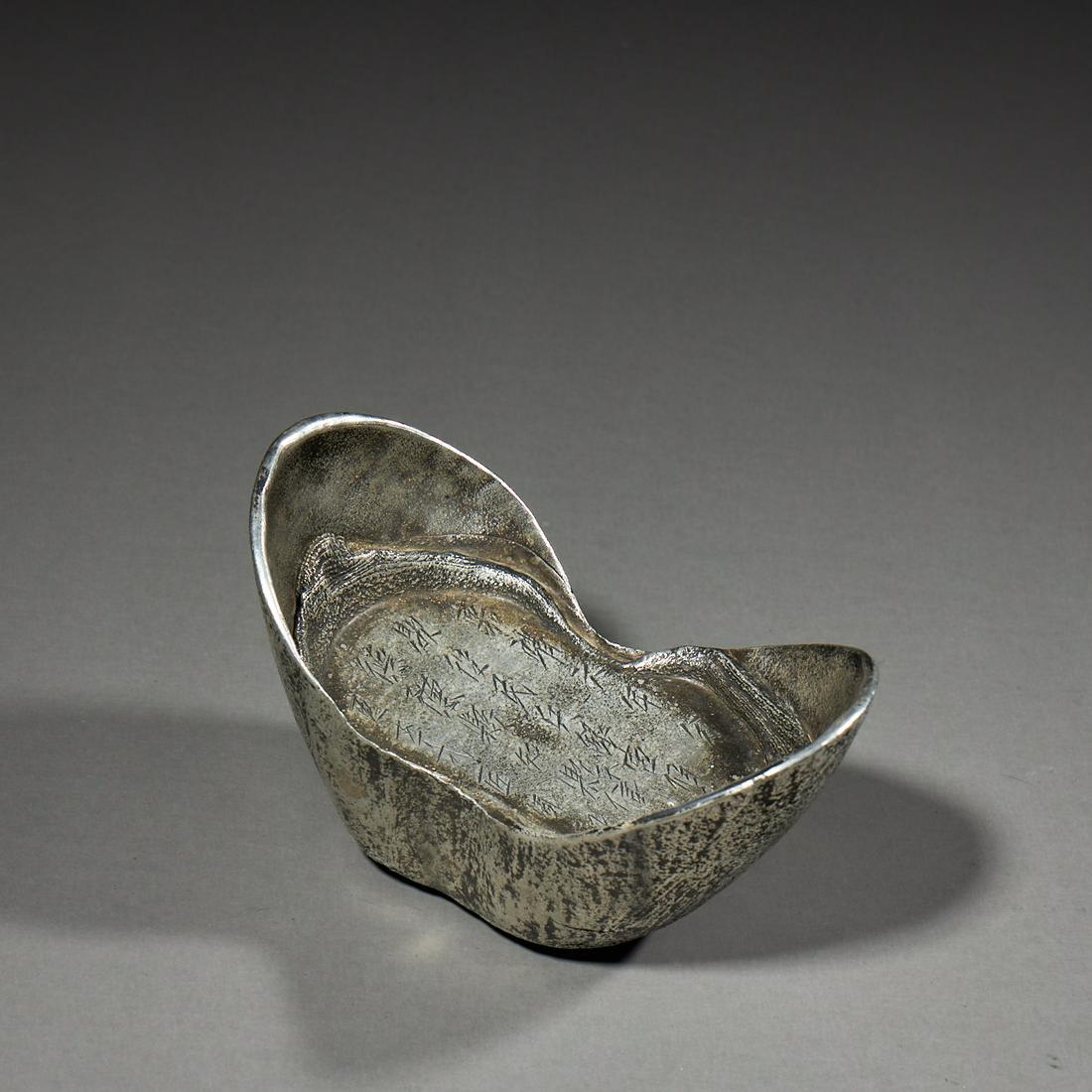 silver ingot: one hundred taels. Height 10cm, length 16.6cm, weight 2605g