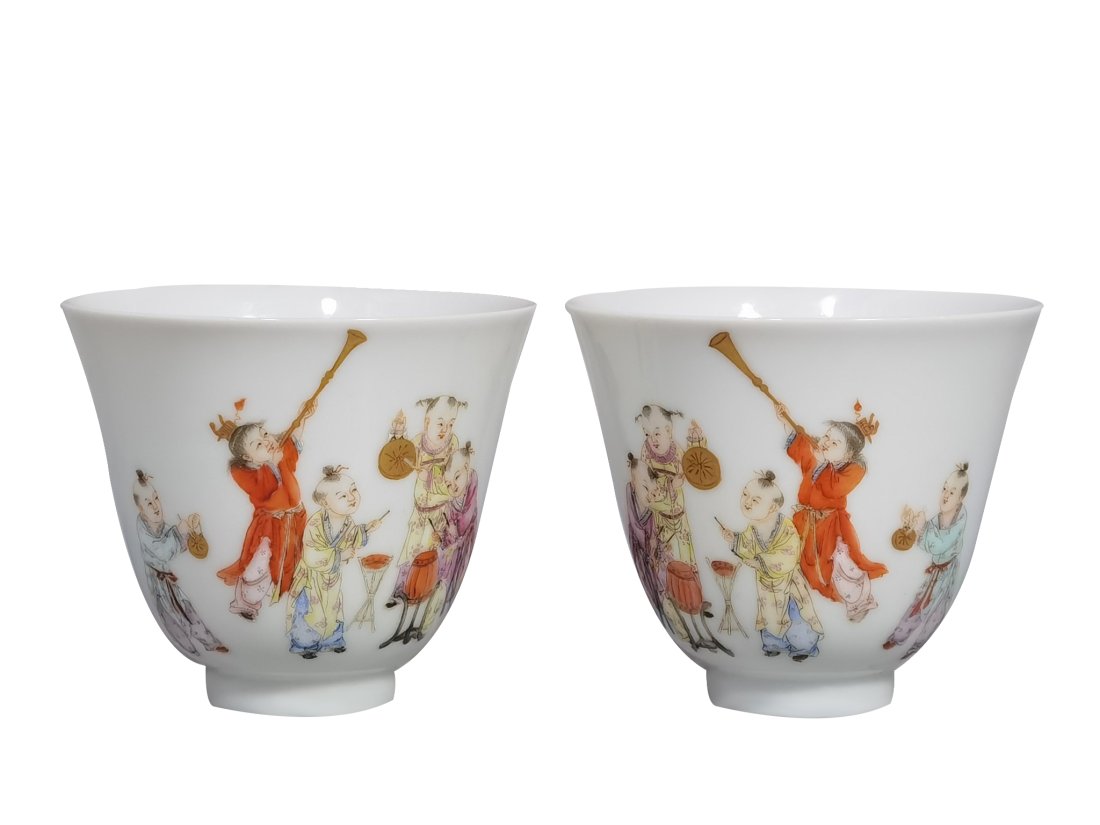 A PAIR OF PASTEL CHILD BELL CUPS: Caliber:8.3cm H:7cm