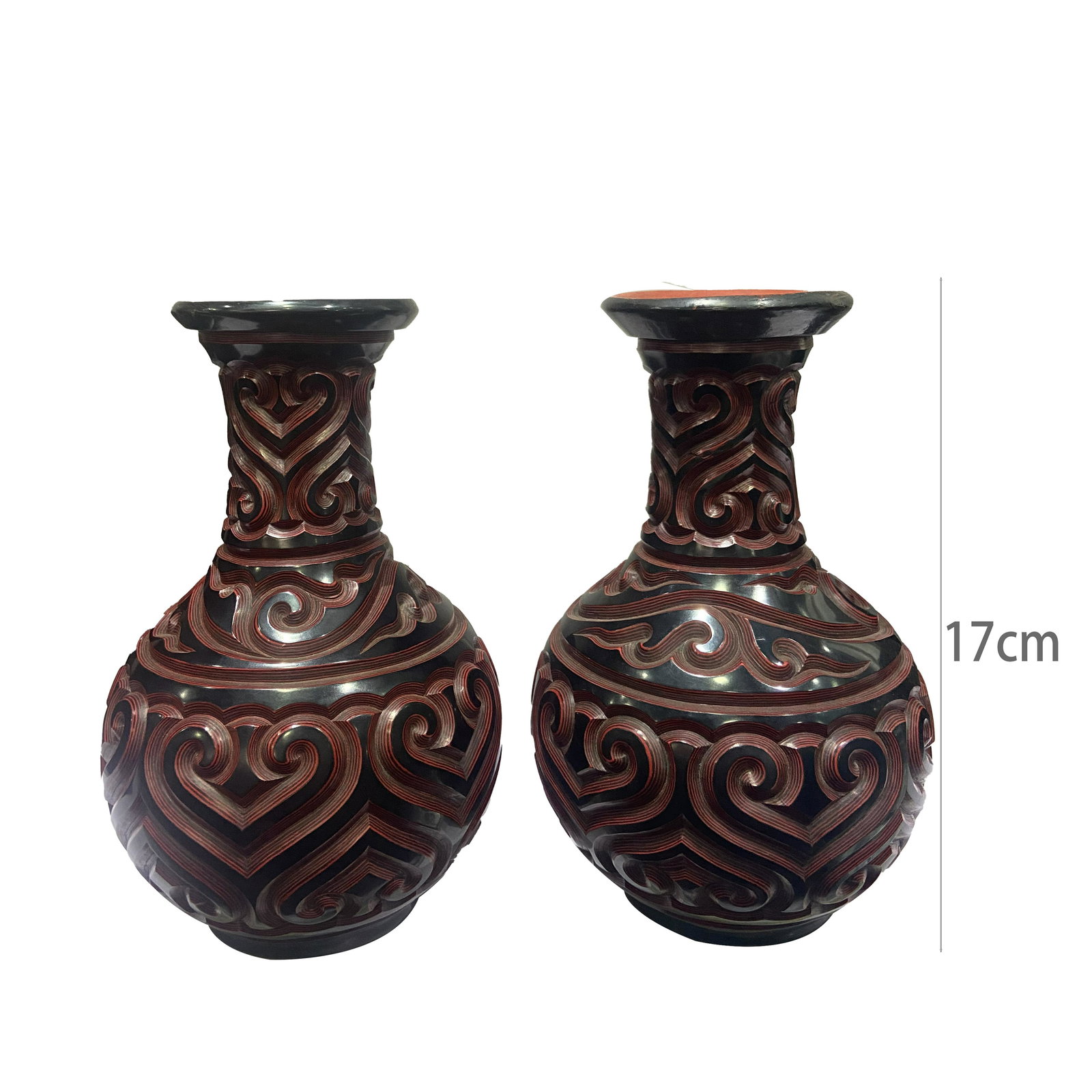 A PAIR OF LARGE LACQUER RUYI PATTERNED BOTTLES IN THE QING DYNASTY (1 of 7)