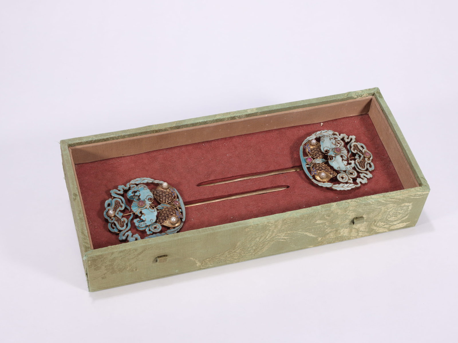 PAIR OF SILVER-GILT FILIGREE AND DOT CUI HAIRPINS: Length 16cm Width 7cm
