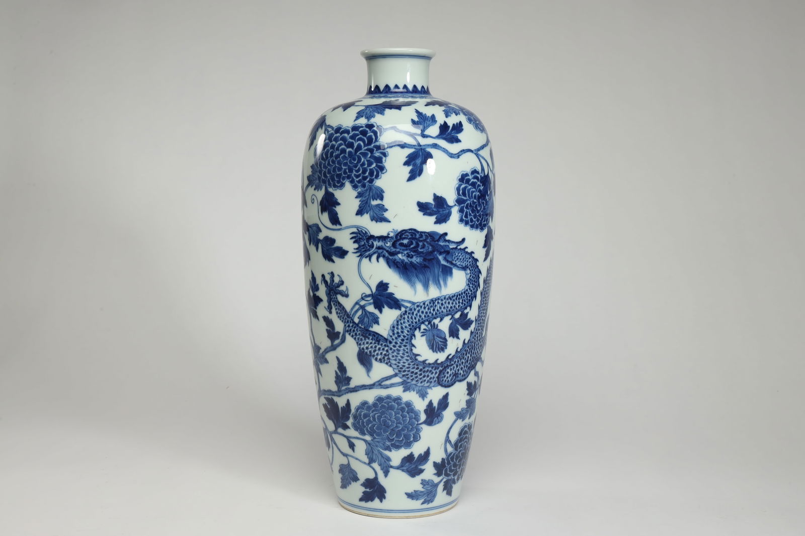 BLUE AND WHITE DRAGON PATTERNED BOTTLE: H34.5cm W15cm