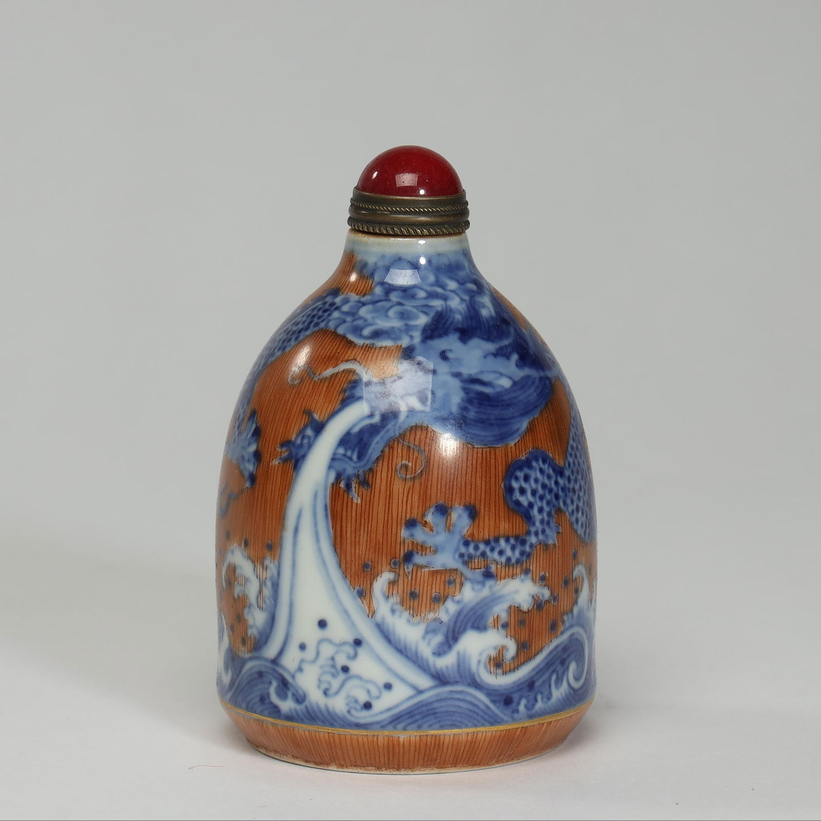 BLUE AND WHITE DRAGON PATTERNED PORCELAIN SNUFF BOTTLE: Height 8cm