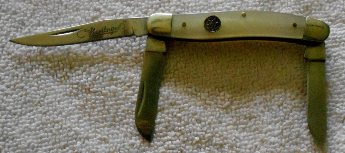 Pocket Knife: Three blade pocket knife, see photos, shipping or pick up in Sumrall.