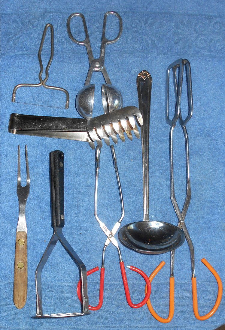Modern Kitchen Tool Lot: Lot of modern kitchen tools, see photos, shipping or pick up in Sumrall.