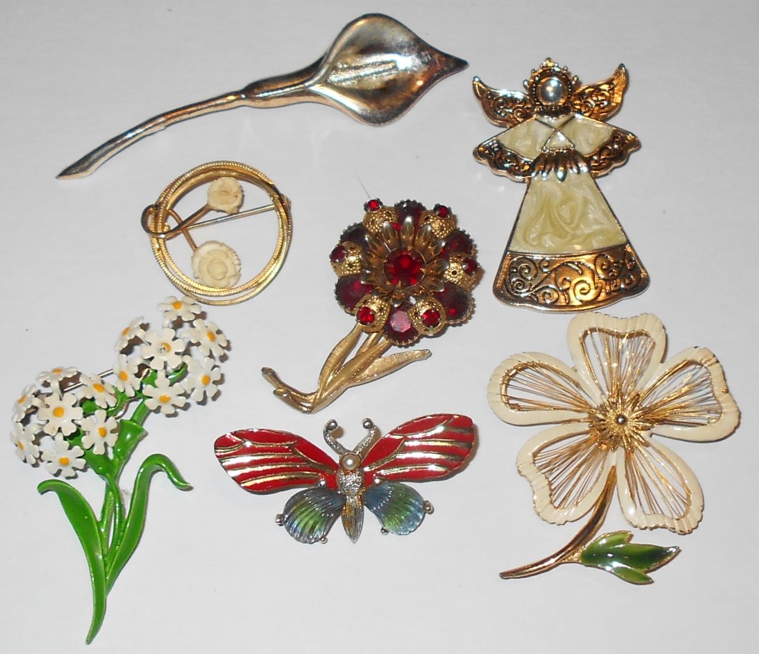 Brooch and Pin Lot: Seven different in this lot, see photos.