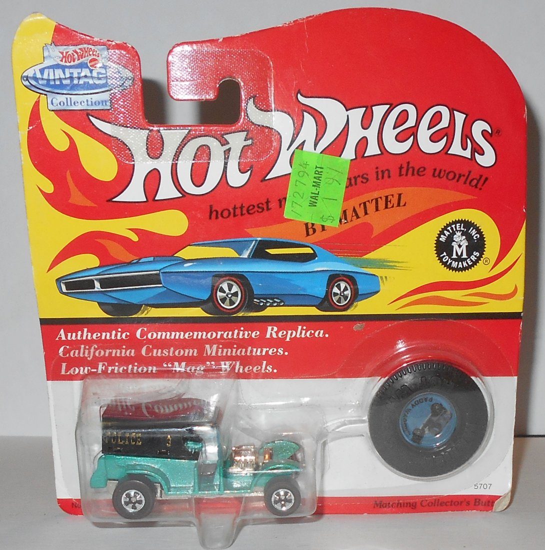 Hot Wheels: Car and button still on card, see photos.