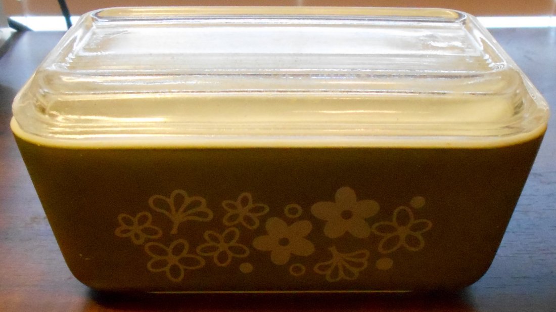 Pyrex Dish: Refrigerator dish with lid, green with white design, see photos.