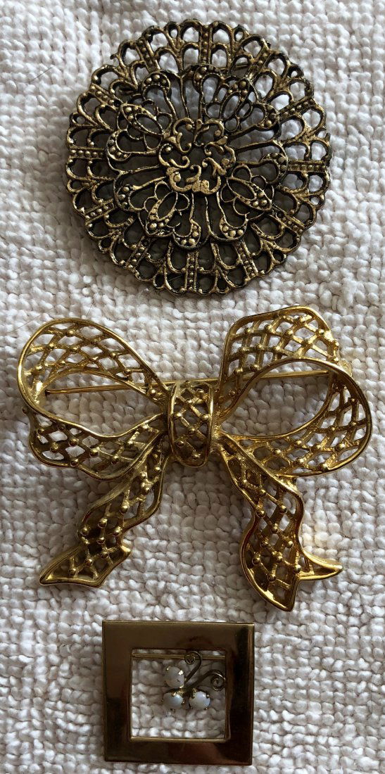 Brooch/Pin Lot: All unmarked, see photos.