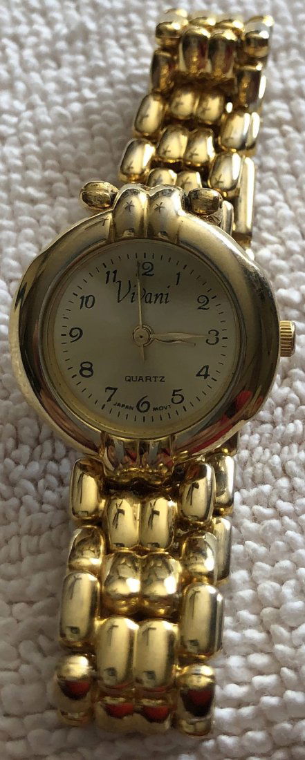 Vivani: Quartz, needs battery, see photos.