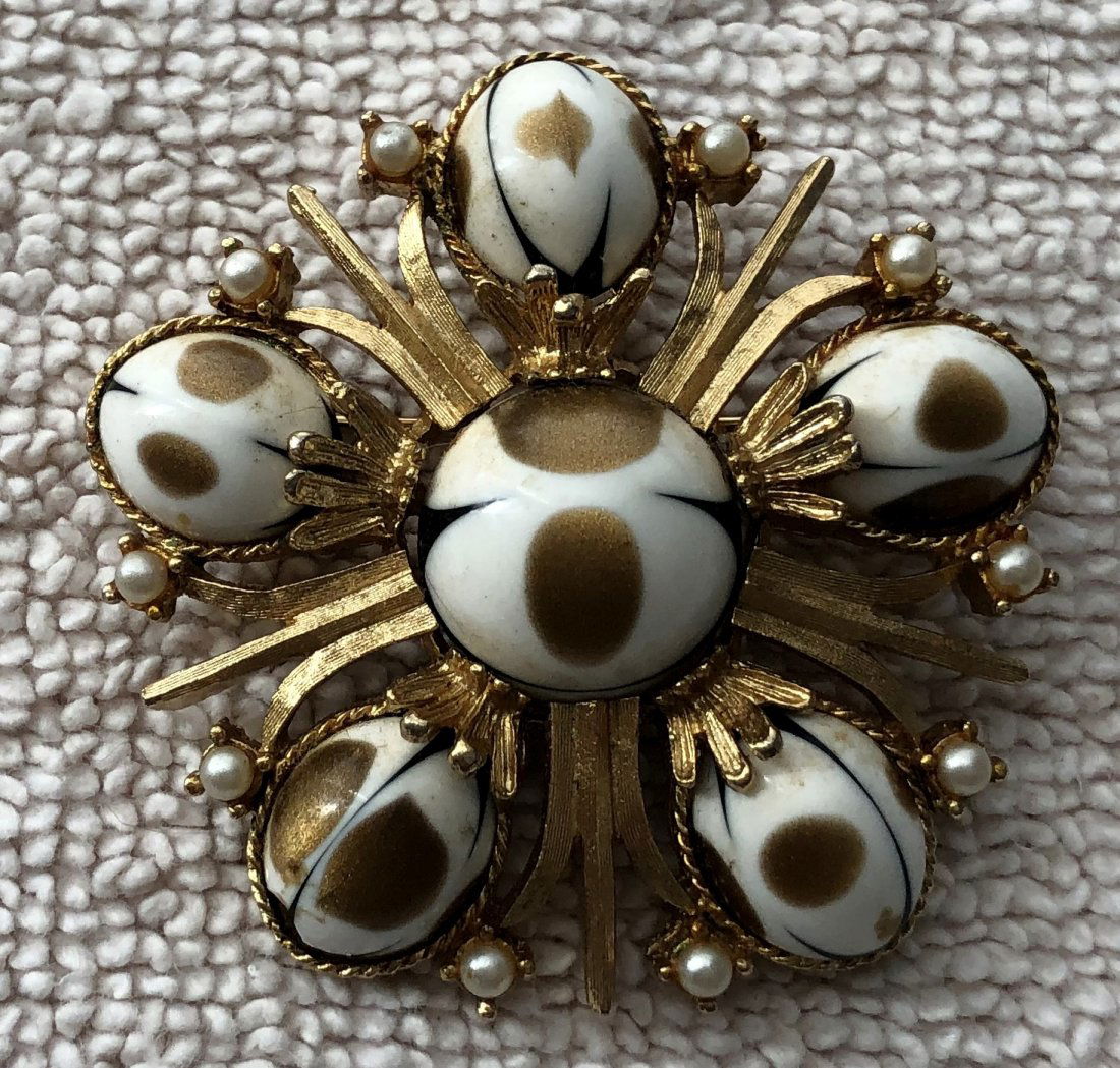 Brooch (1 of 3)