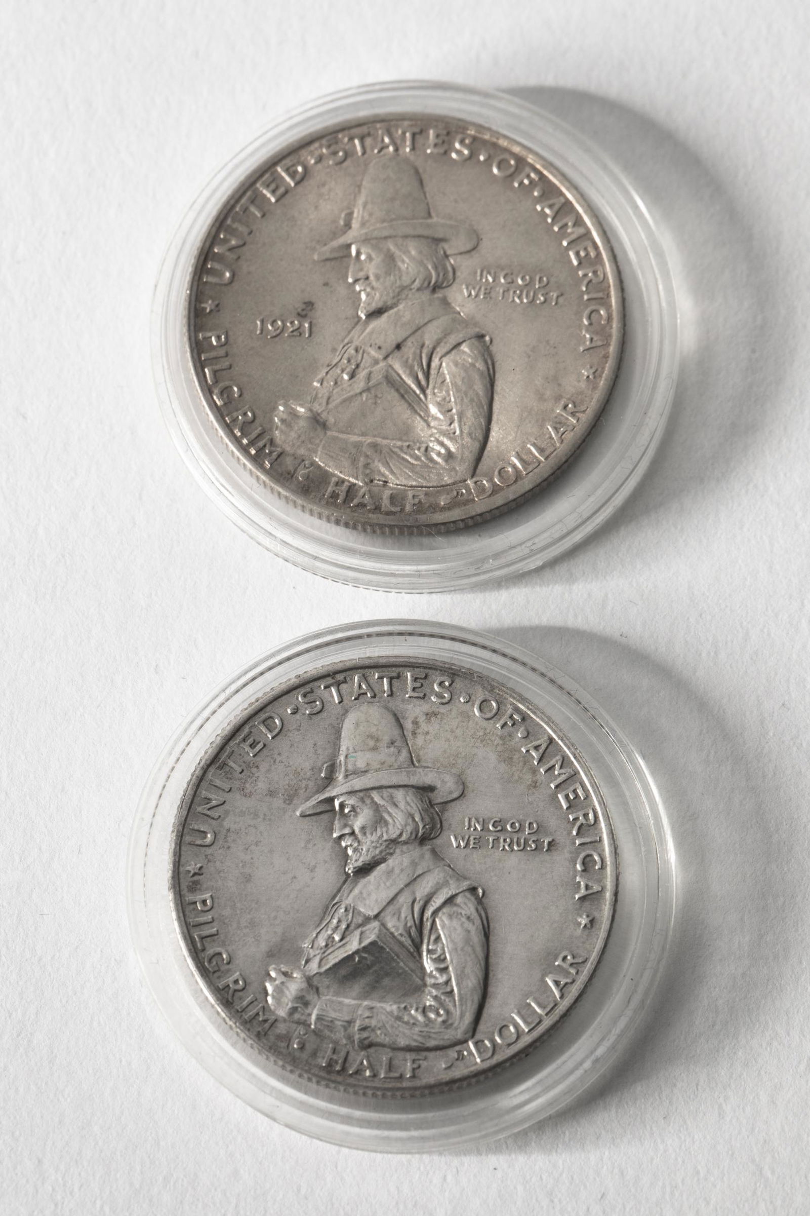 2 x Half Dollar USA Pilgrim Tercentenary Celebration: 2x 1/2 dollar USA. Pilgrim Tercentenary Celebration 1620-1920. 1x 1921 on the front. The original invoice from the purchase of one coin is available.