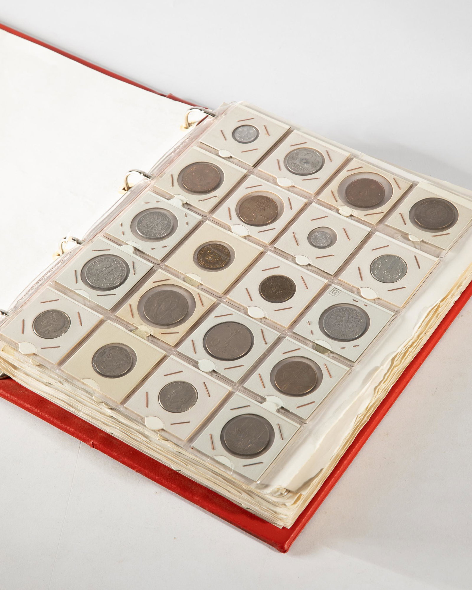 Album with various coins worldwide: Various official coins from all over the world. Complete album. A.o. Cyprus, Australia, East Africa, Germany, Poland, Czech Republic, Sweden, Luxembourg, Denmark, Iceland, Norway, Gambia, Nicaragua, G