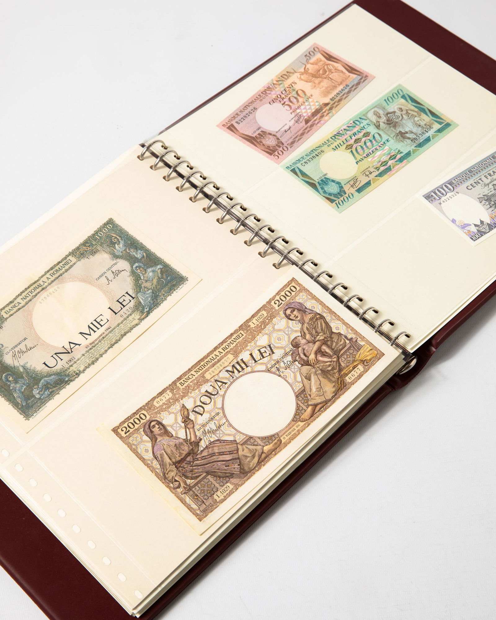 Album bank notes Rhodesia Romania Rwanda (1 of 16)